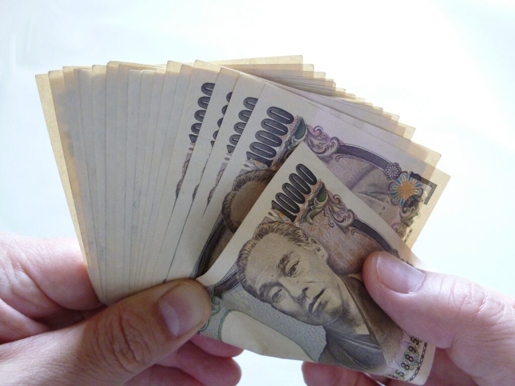 一万円札を数える手